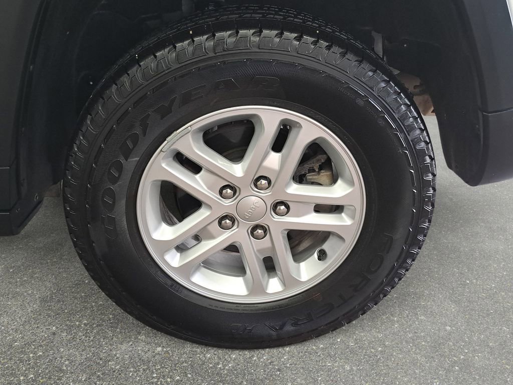 Used 2025 Jeep Grand Cherokee Laredo w/ Luxury Tech Group I image 34