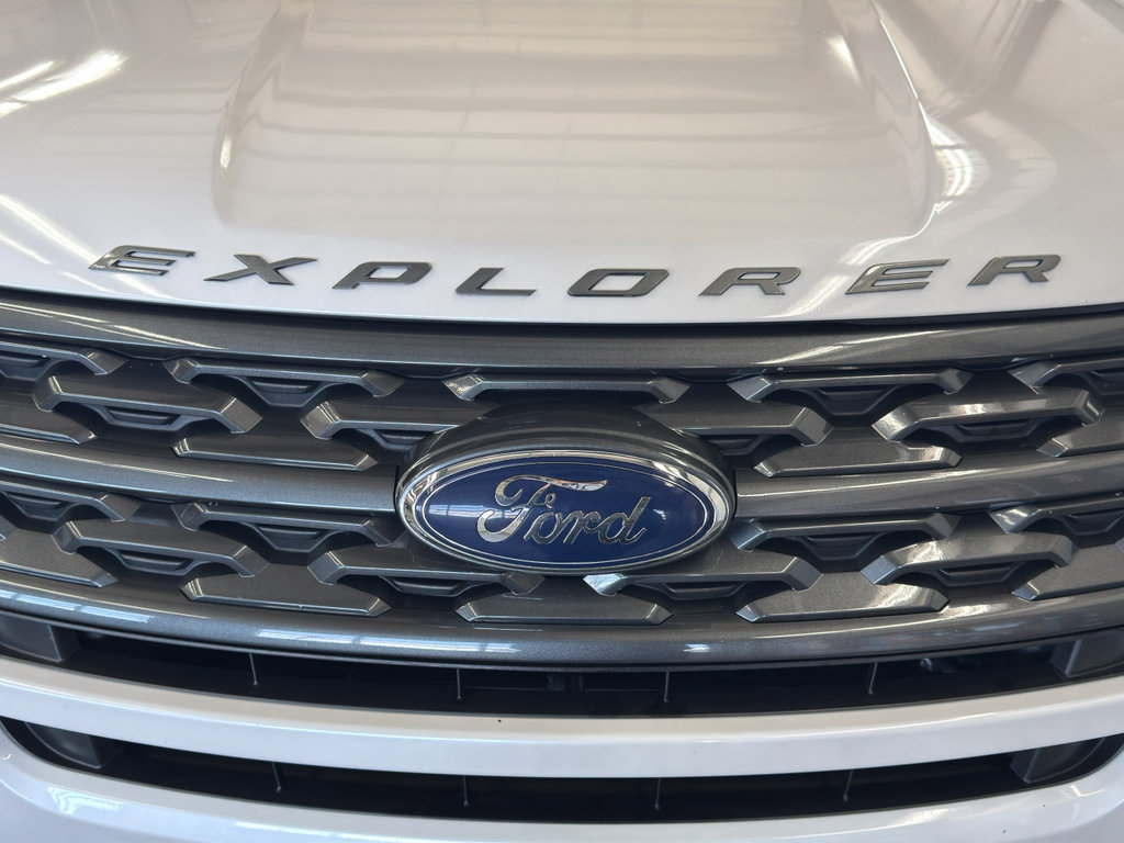 Used 2019 Ford Explorer XLT w/ Equipment Group 202A AWD/4WD image 14