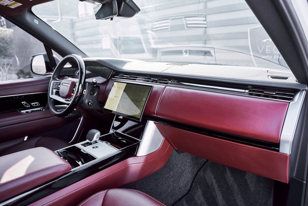 Used 2025 Land Rover Range Rover SE image 39