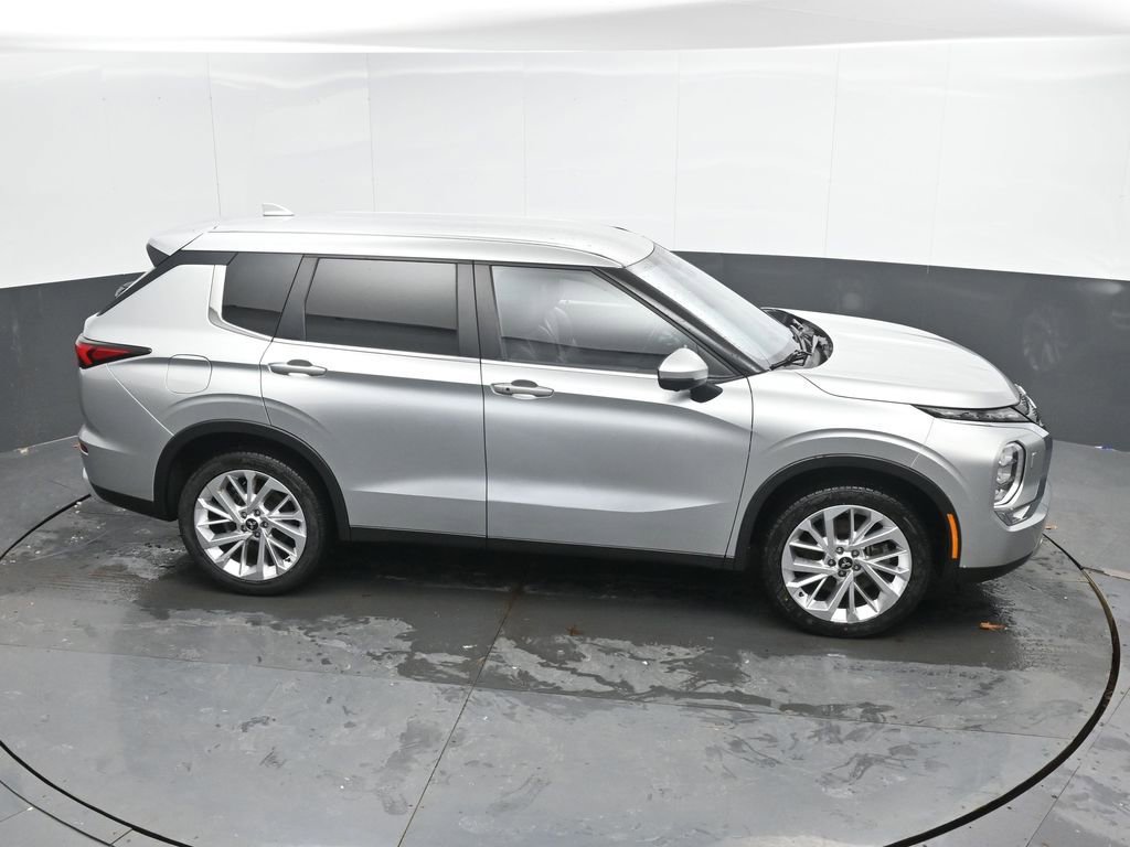 Used 2024 Mitsubishi Outlander SE image 39