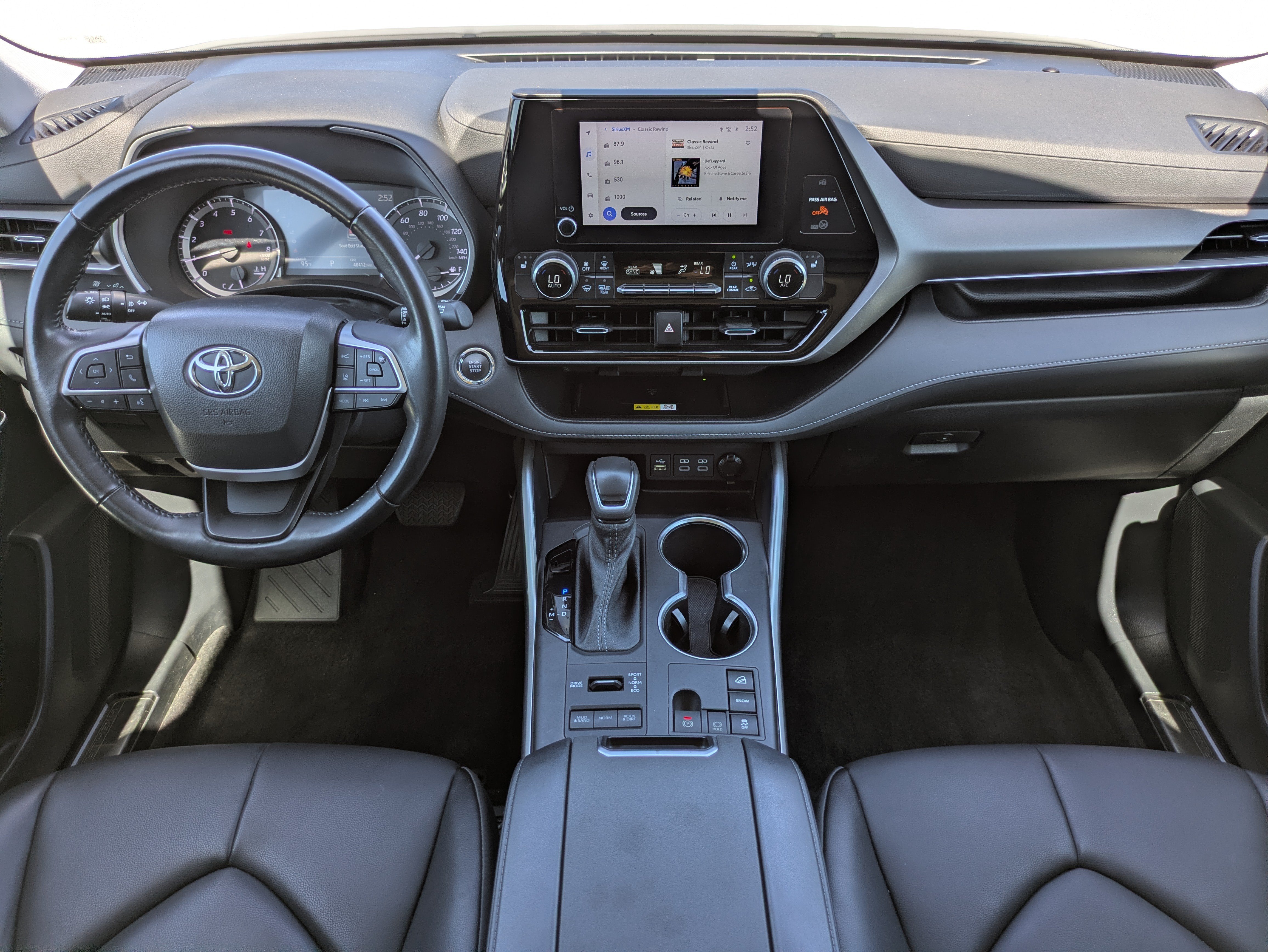 Used 2023 Toyota Highlander XLE AWD/4WD image 15