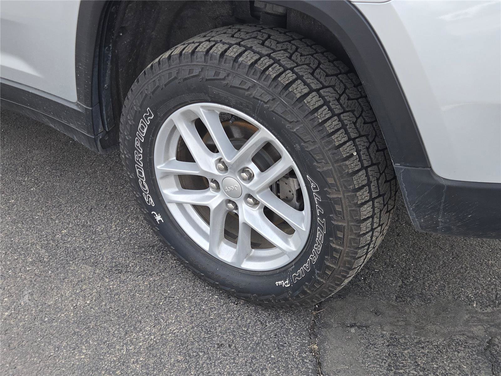 Used 2024 Jeep Grand Cherokee Laredo X image 18