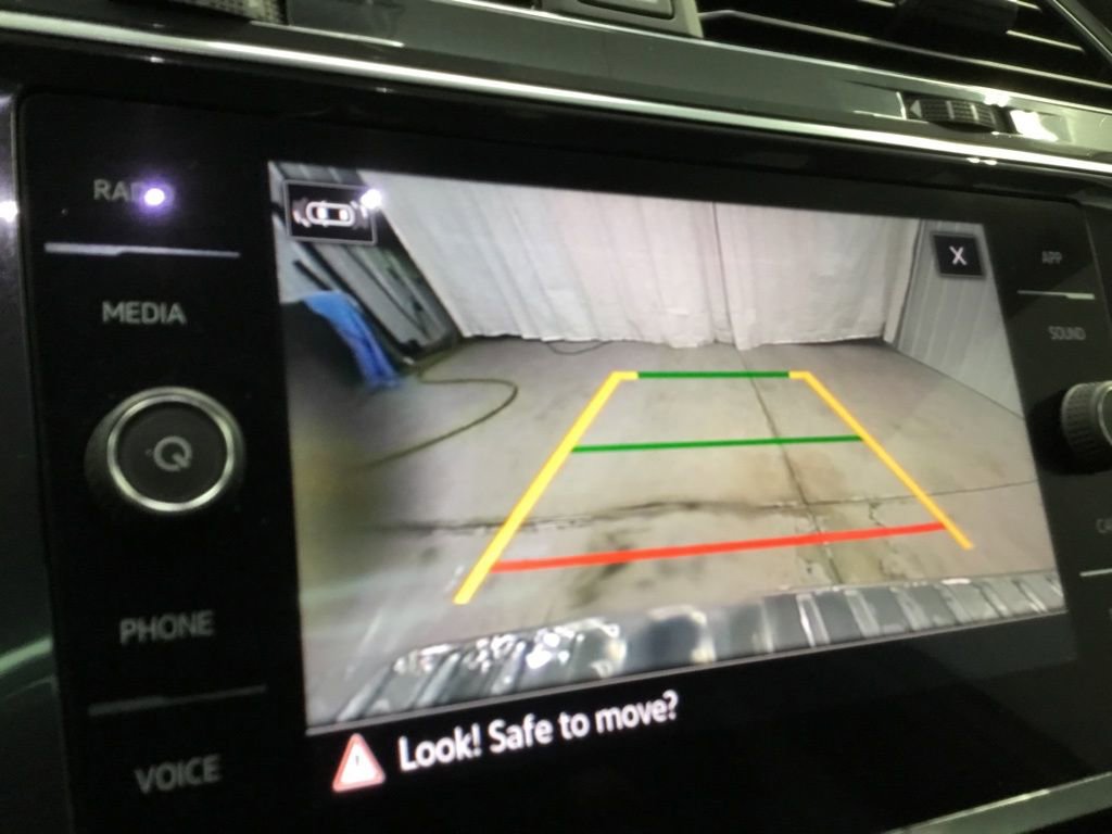 Used 2022 Volkswagen Tiguan SE w/ Panoramic Sunroof Package image 11