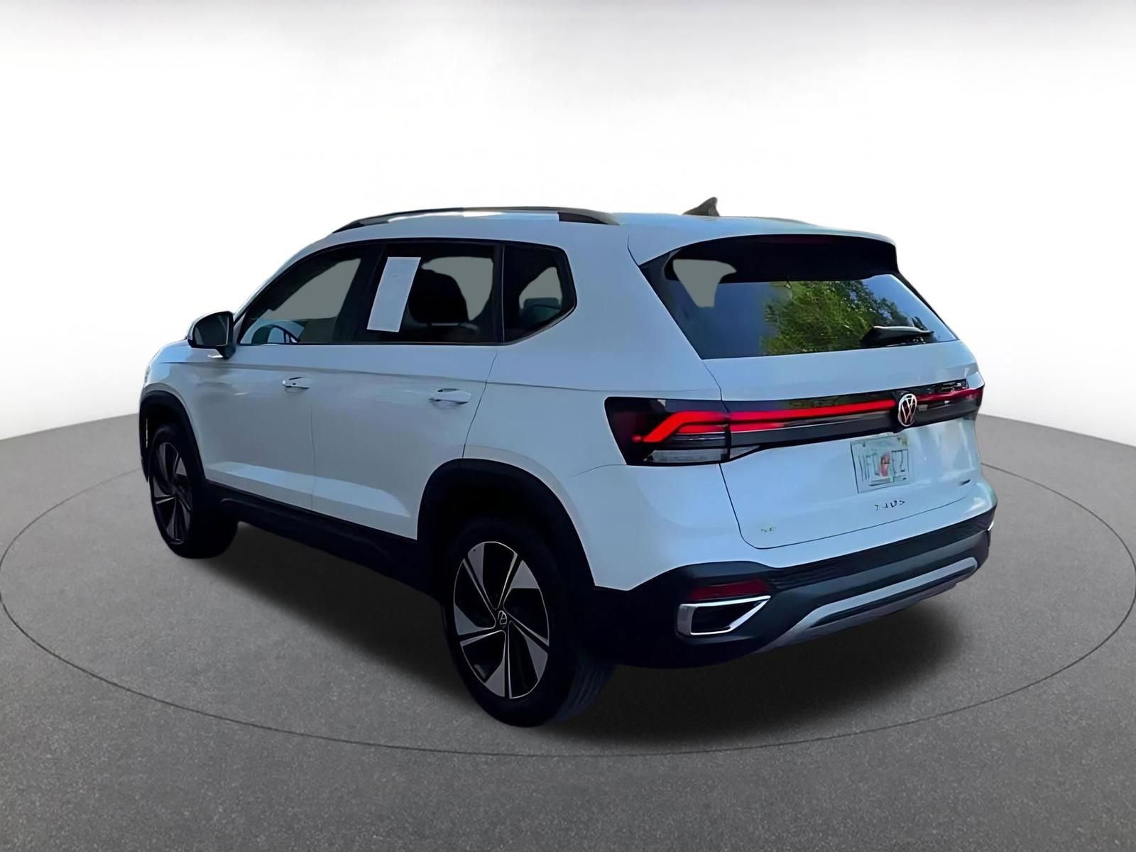 Used 2025 Volkswagen Taos SE image 10