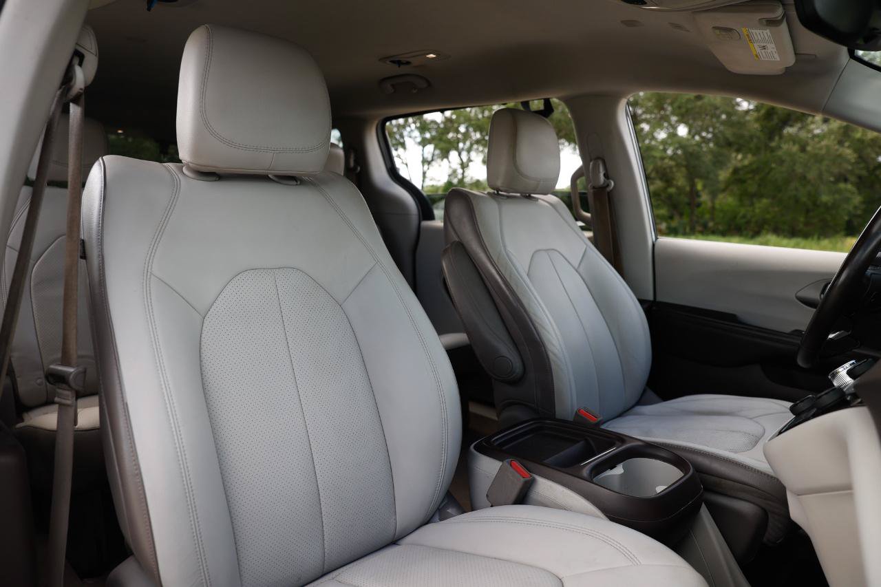 Used 2018 Chrysler Pacifica Touring-L FWD image 17