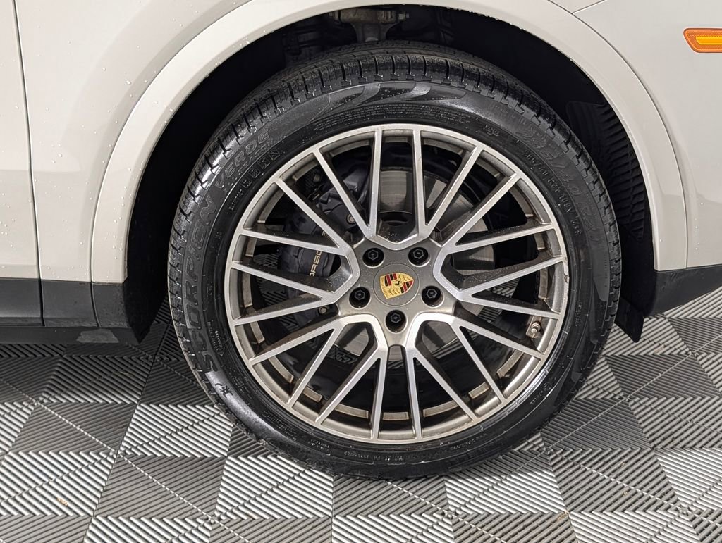 Certified 2023 Porsche Cayenne Platinum Edition image 14