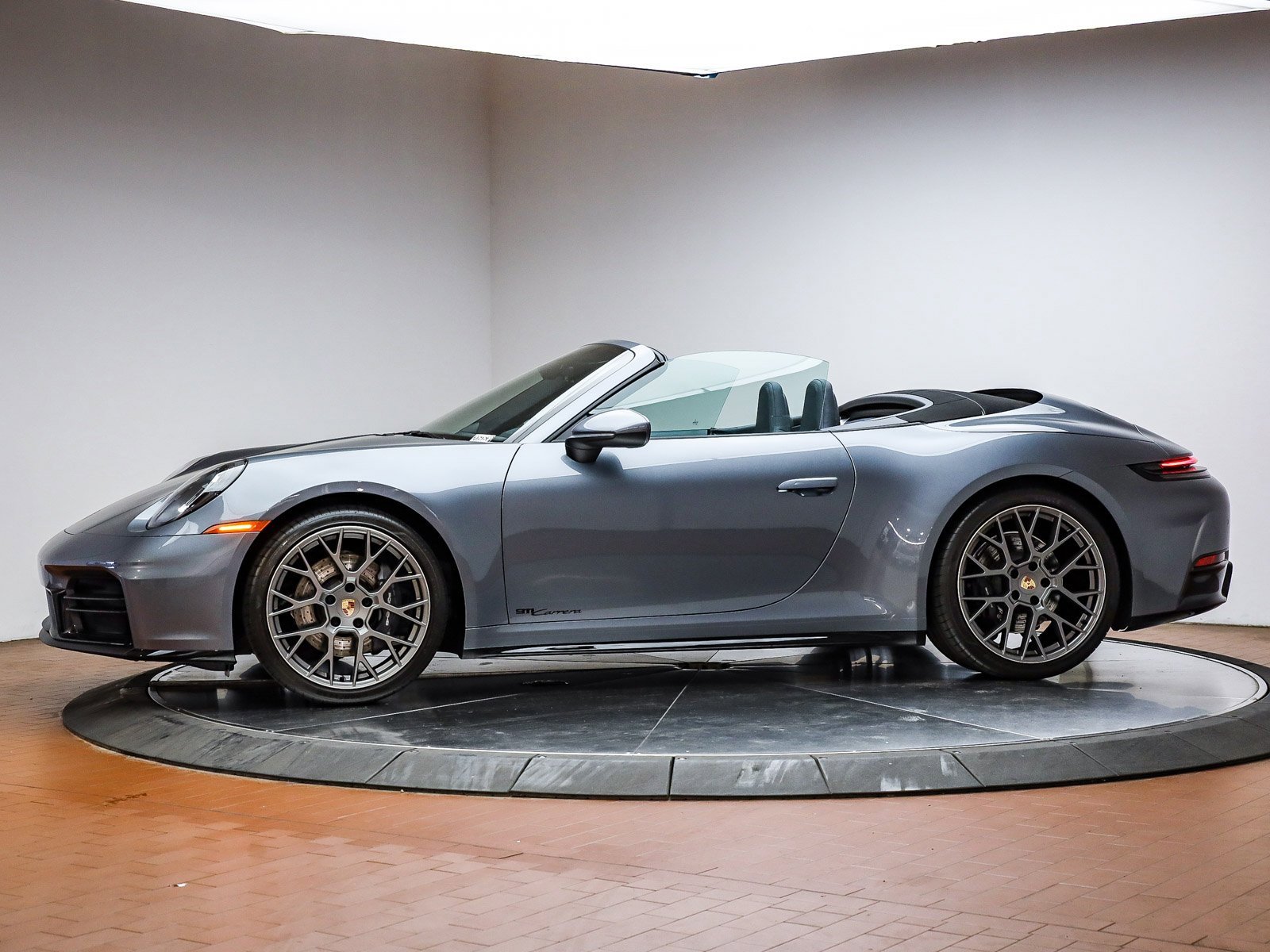Used 2025 Porsche 911 Carrera image 2