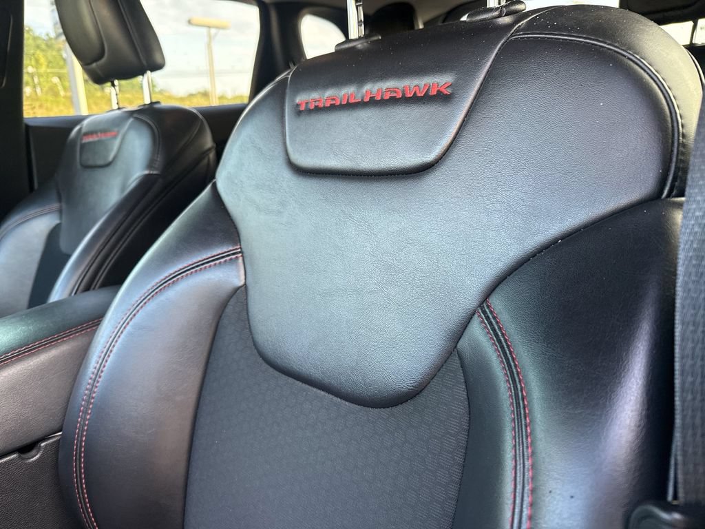 Used 2019 Jeep Cherokee Trailhawk w/ Comfort/Convenience Group AWD/4WD image 8