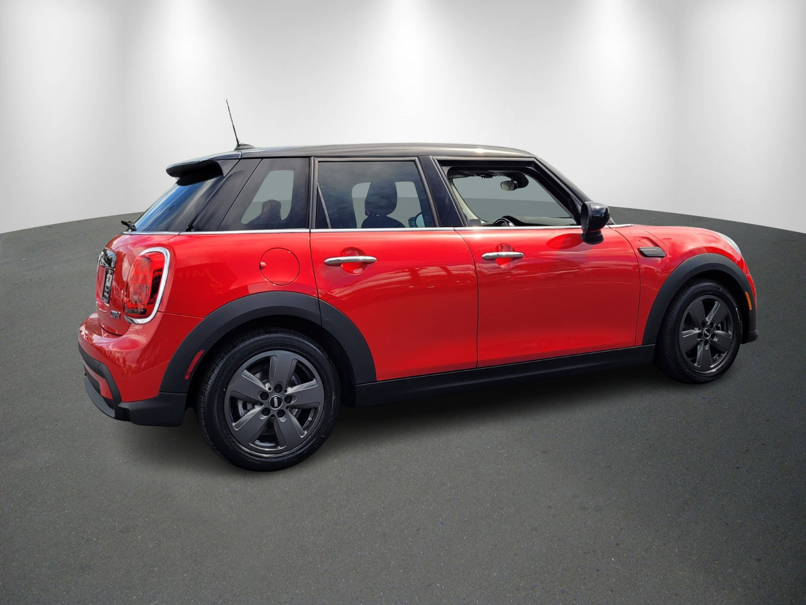 Used 2023 MINI Cooper 4-Door Hardtop image 7