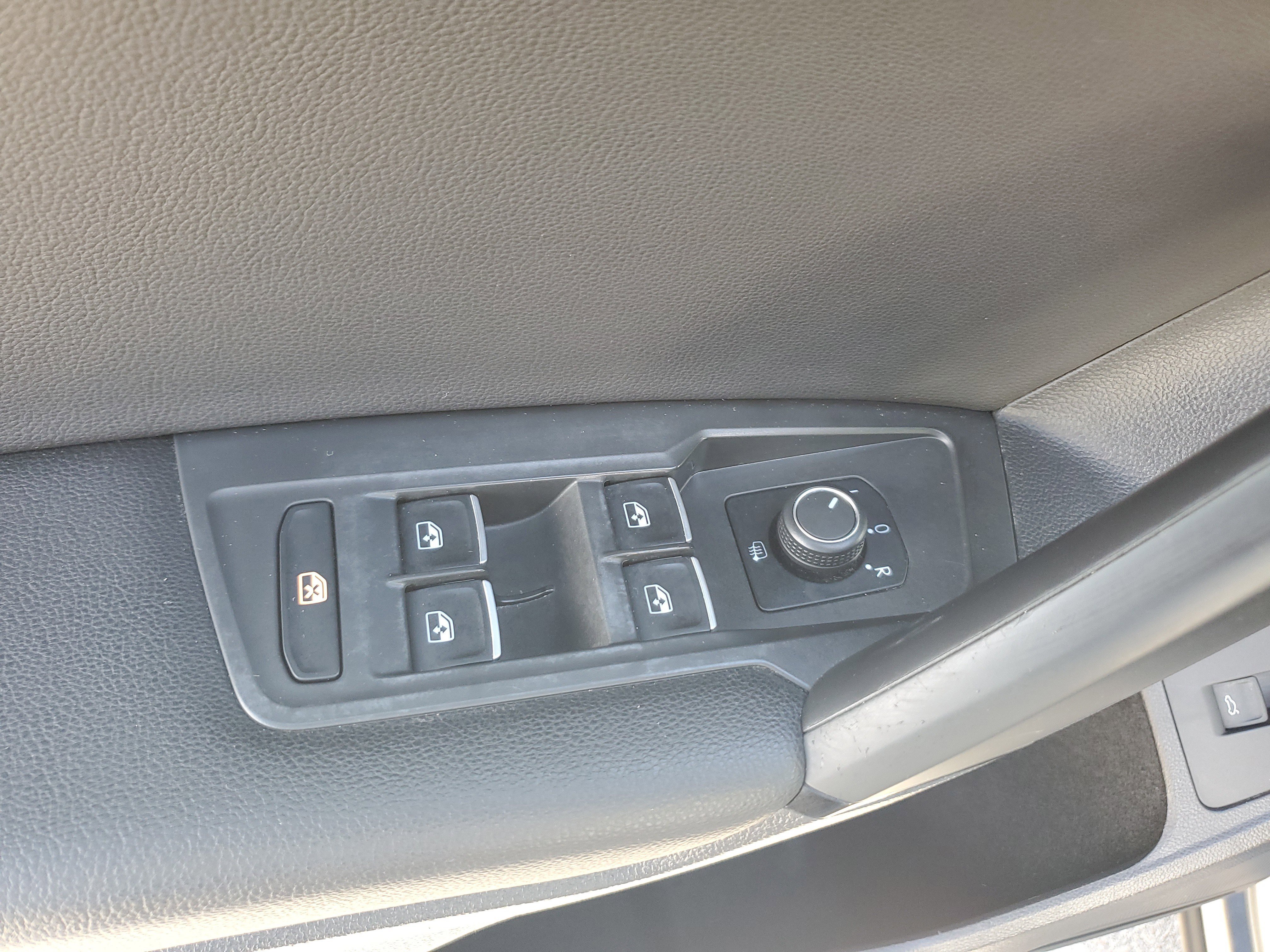 Used 2019 Volkswagen Tiguan SEL image 28