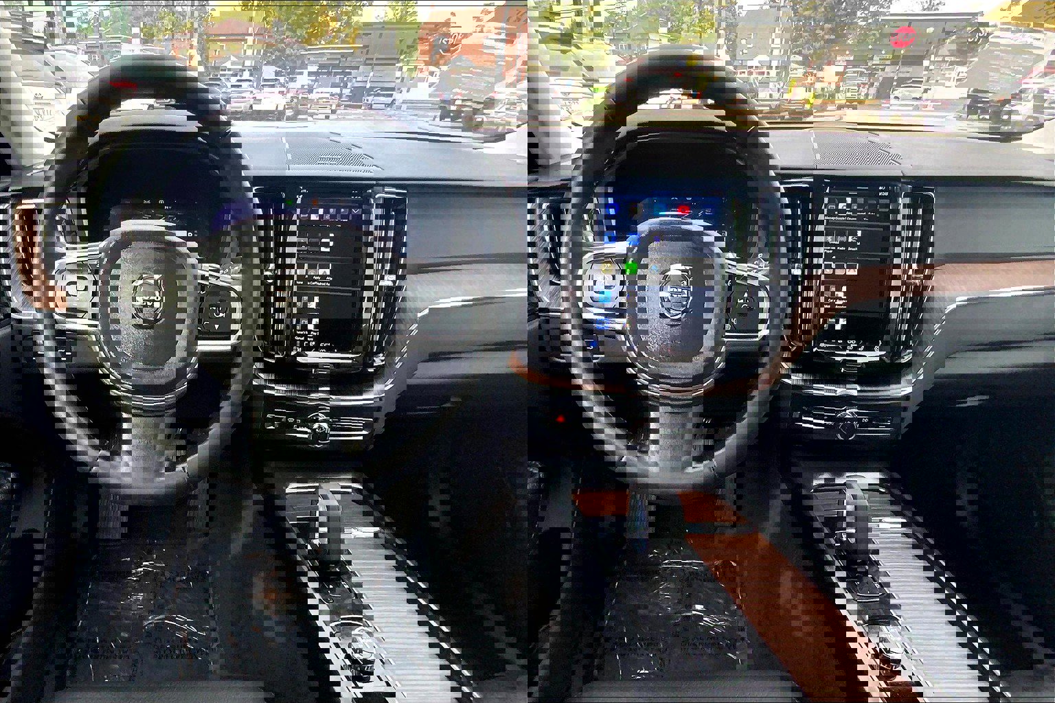 Used 2022 Volvo XC60 B5 Momentum w/ Climate Package image 17