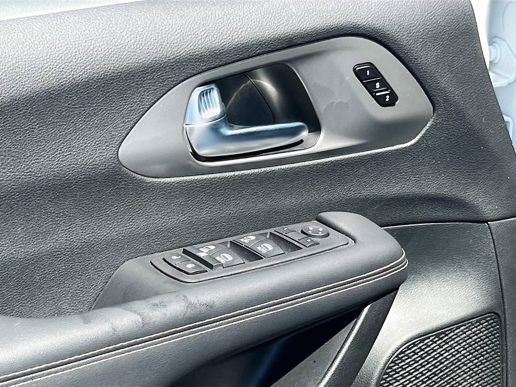 Certified 2025 Chrysler Pacifica Select w/ Uconnect Theater Family Group image 18