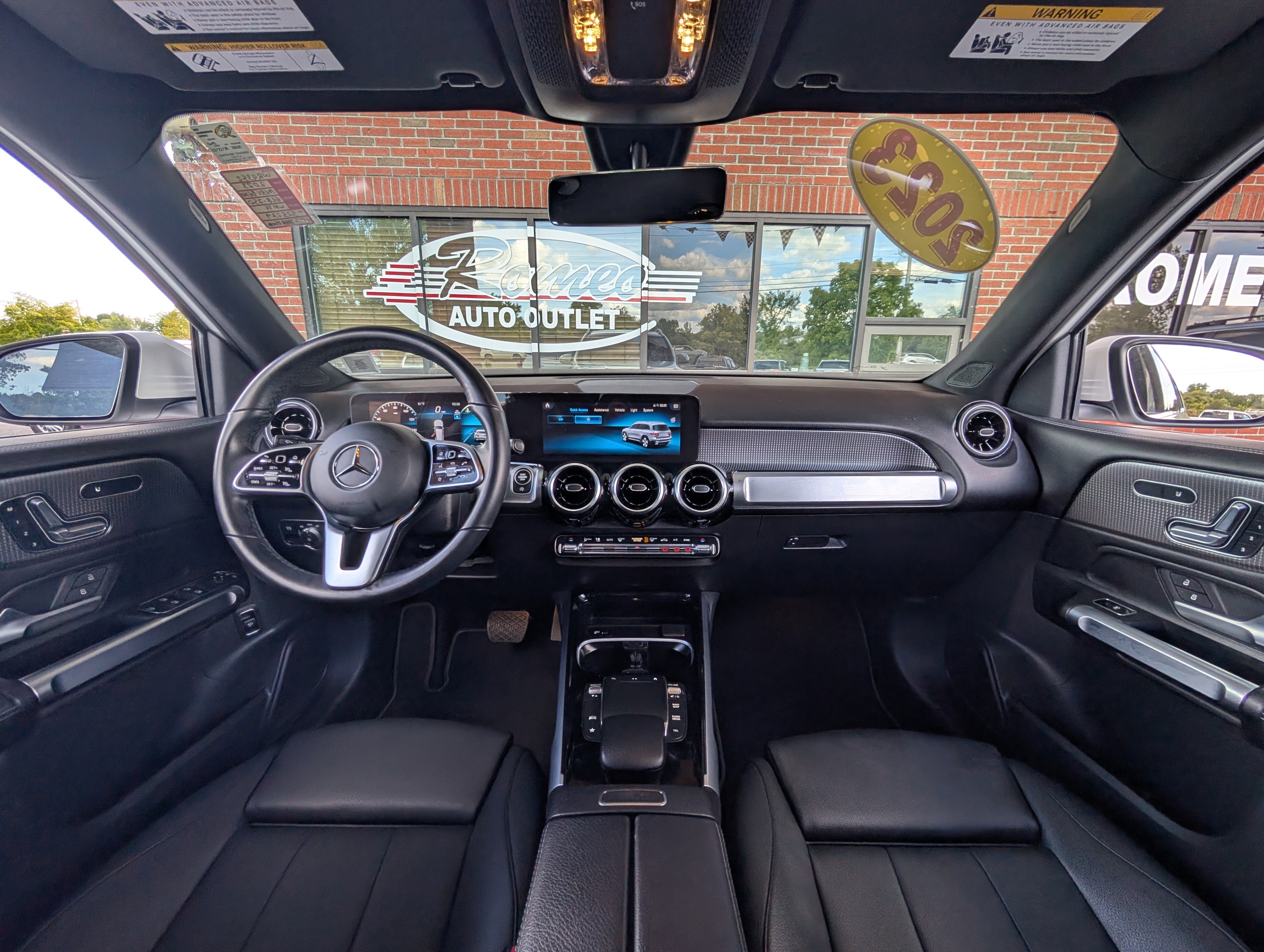 Used 2023 Mercedes-Benz GLB 250 4MATIC image 2