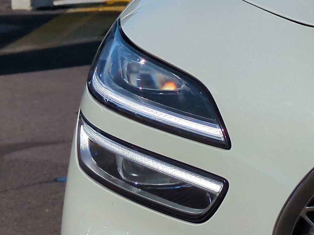 Used 2025 Genesis G70 2.5T image 9