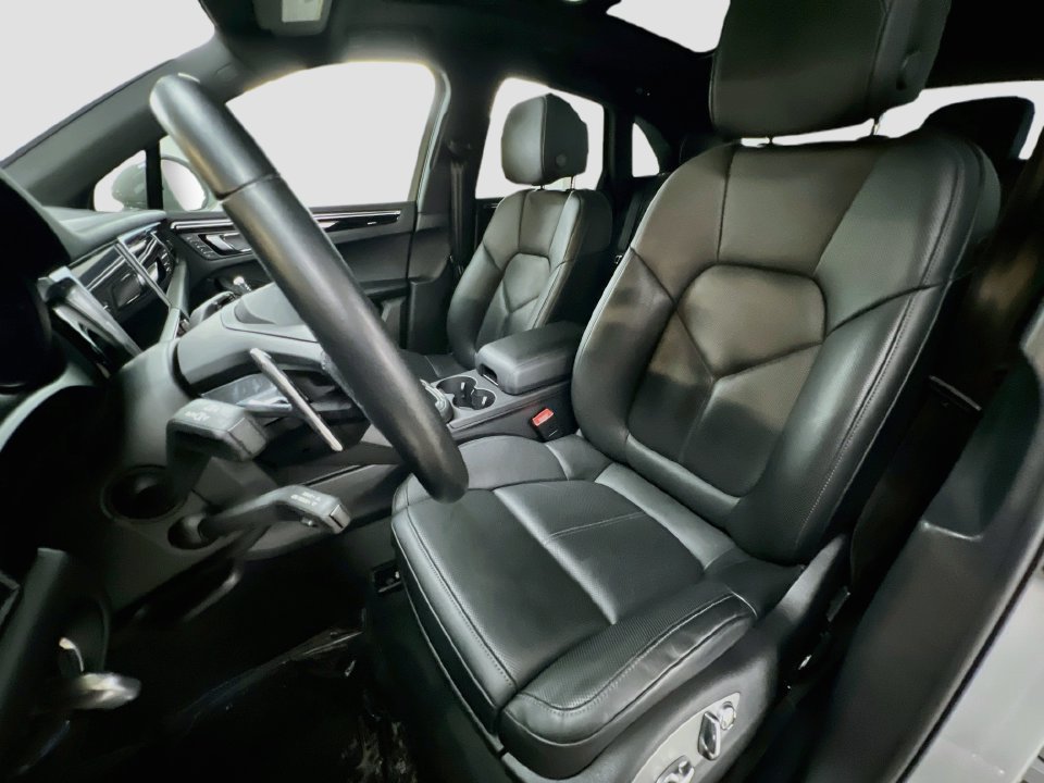 Certified 2024 Porsche Macan AWD/4WD image 5