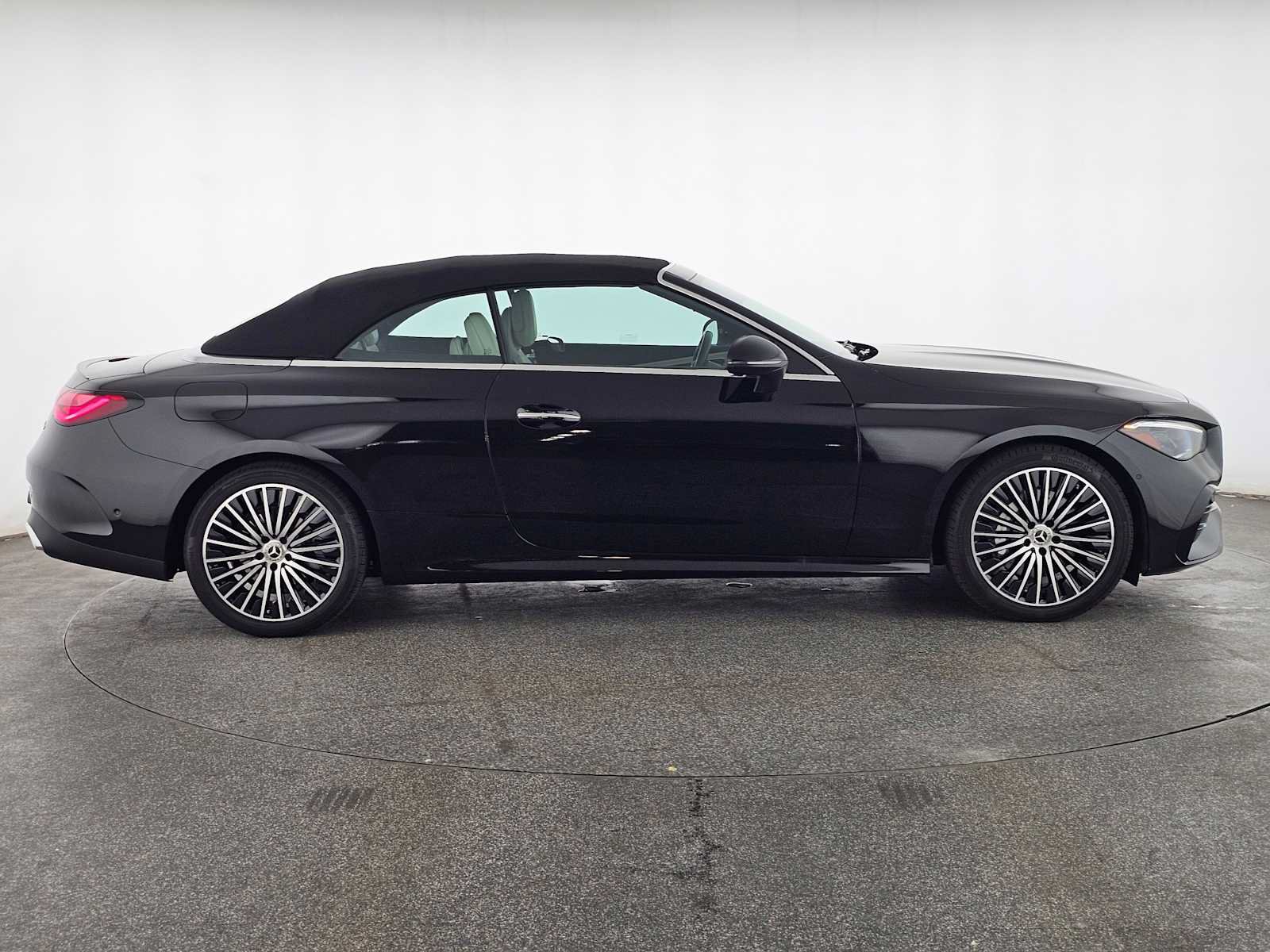 Used 2026 Mercedes-Benz CLE 300 4MATIC Cabriolet image 2