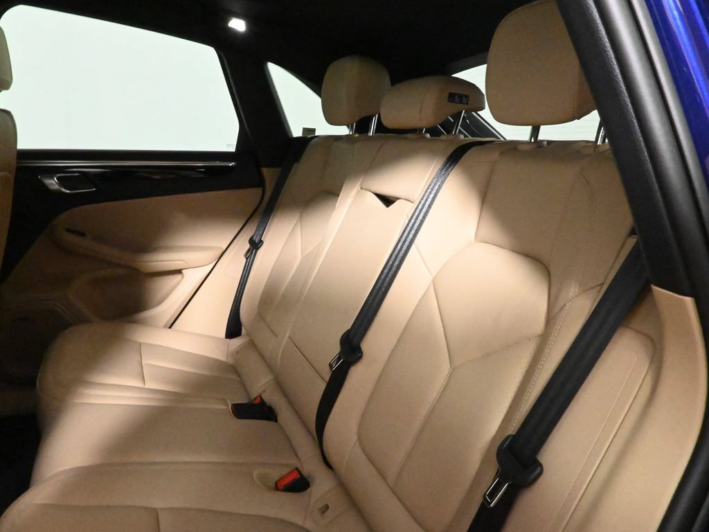 Used 2025 Porsche Macan AWD/4WD image 39