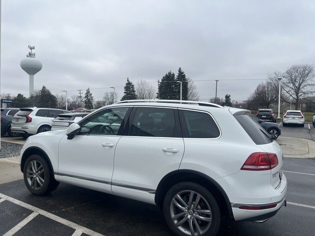 Used 2016 Volkswagen Touareg Lux image 5