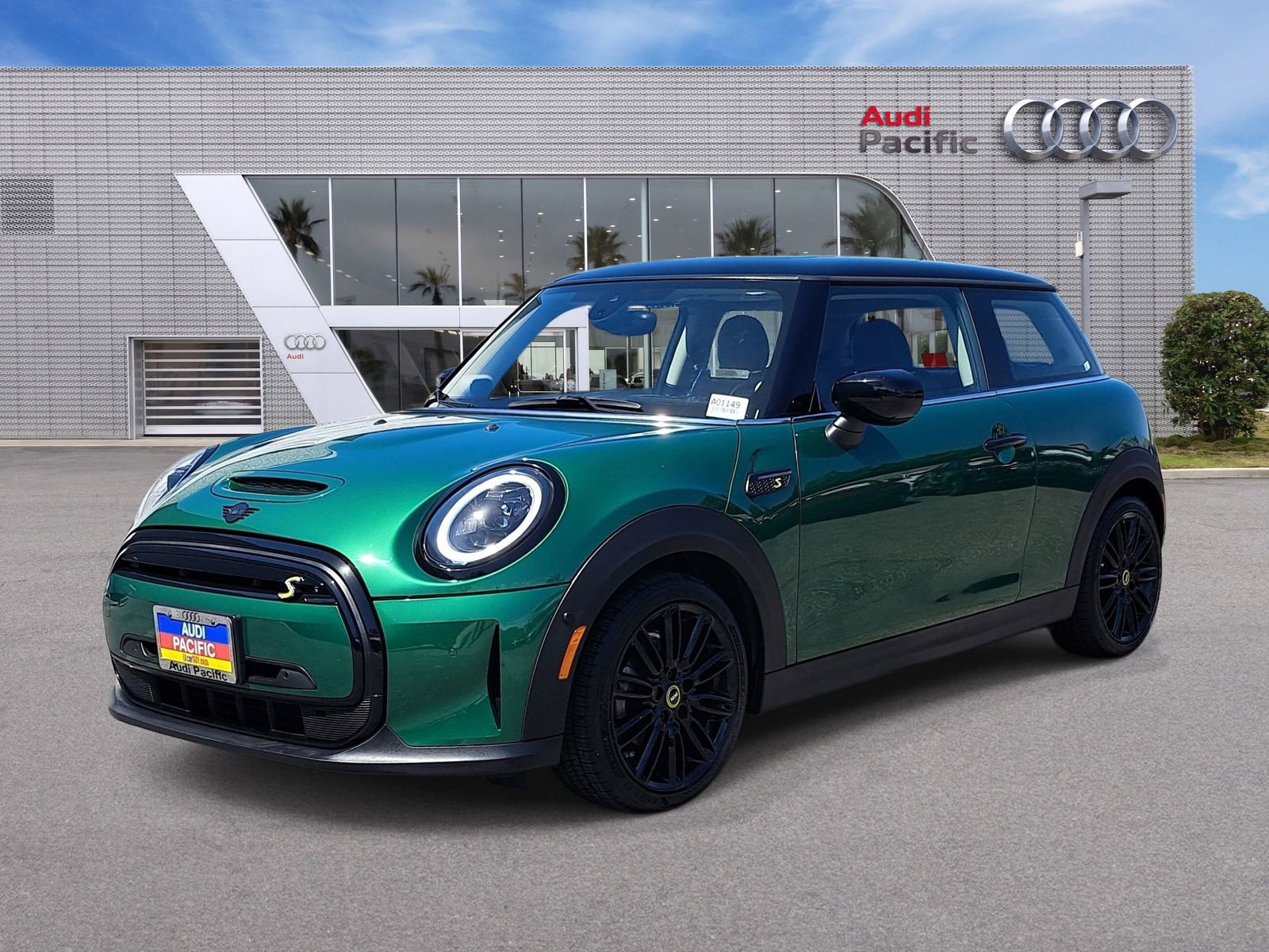 Used 2024 MINI Cooper SE FWD image 1