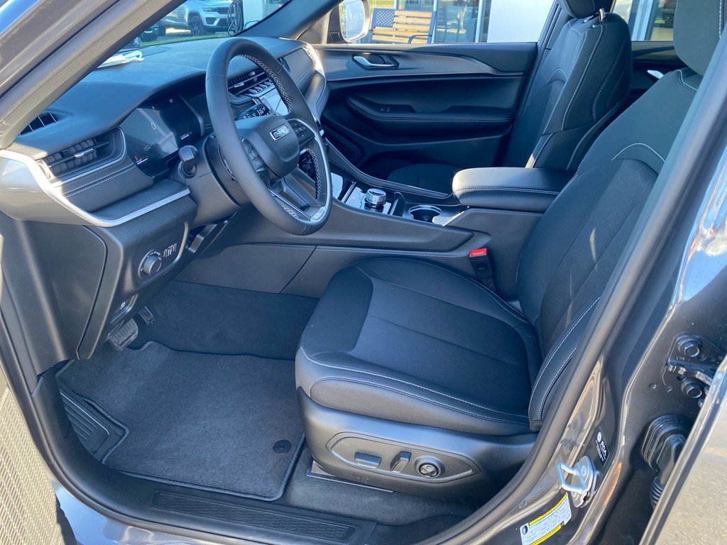 Used 2025 Jeep Grand Cherokee Laredo X image 9