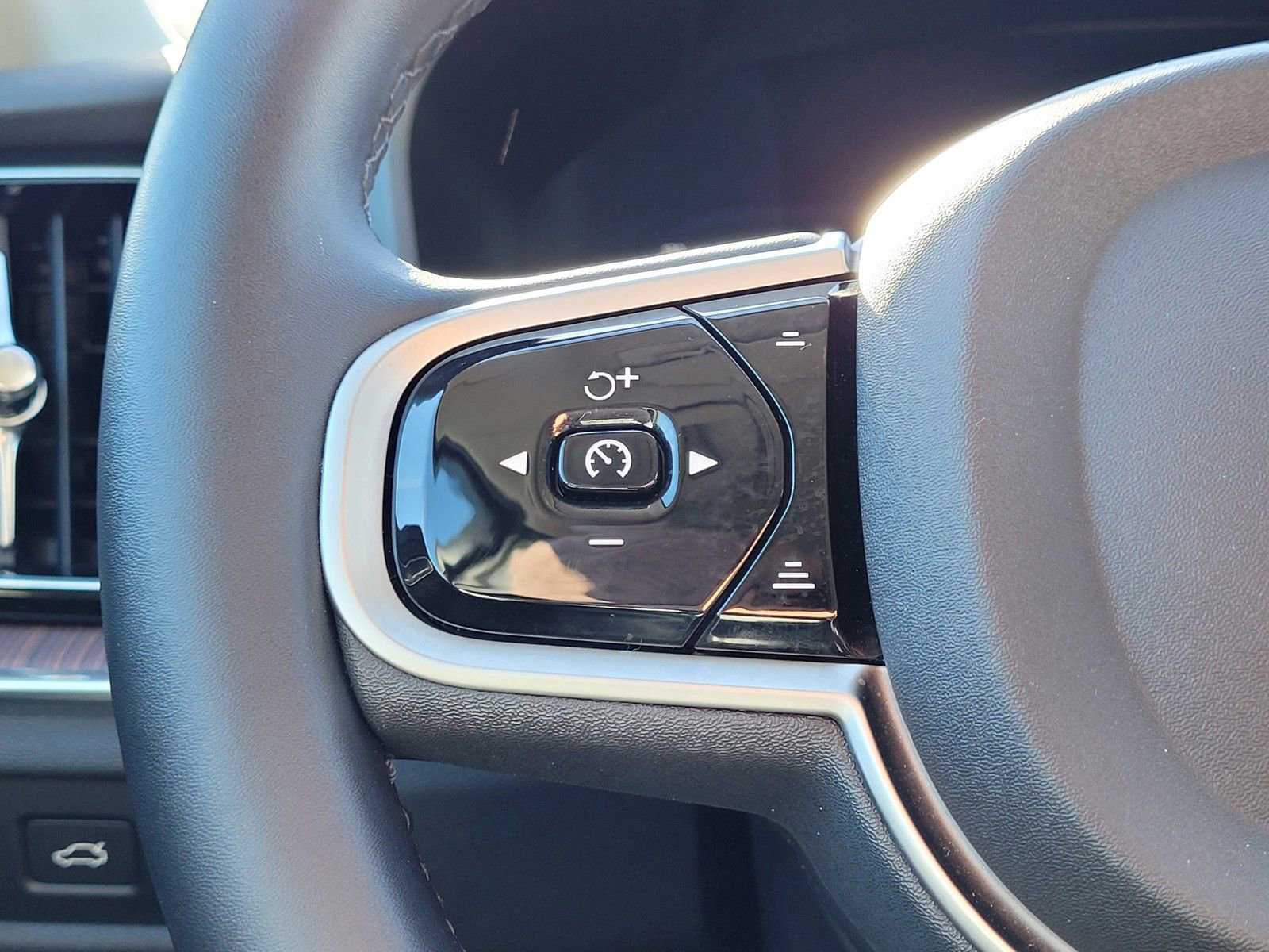 Certified 2025 Volvo V60 B5 Cross Country Plus image 19