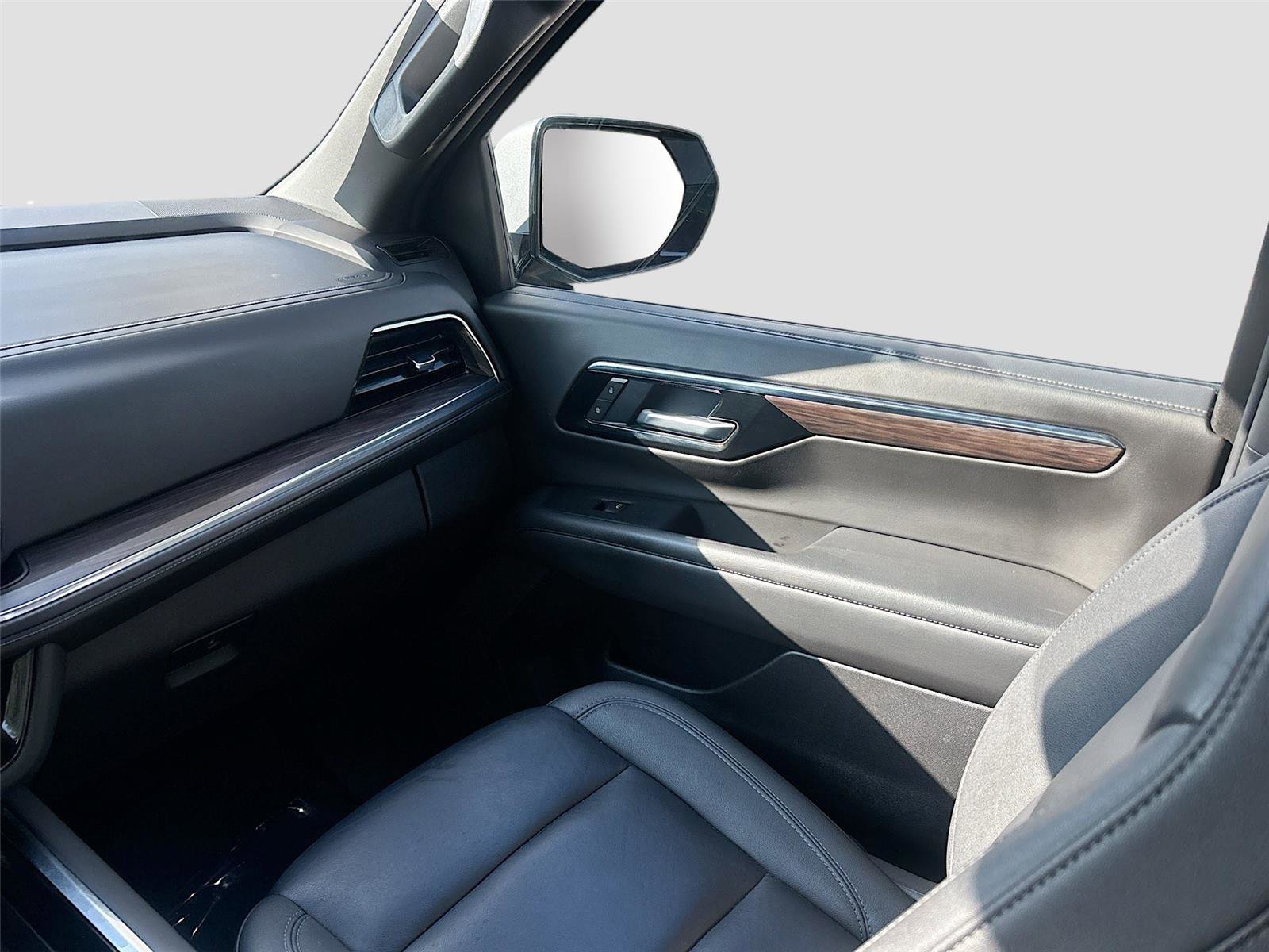 Used 2025 Chevrolet Suburban Z71 AWD/4WD image 24
