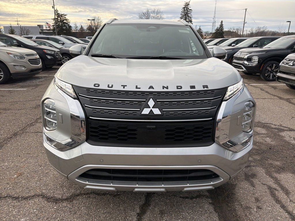 Used 2022 Mitsubishi Outlander SEL image 2