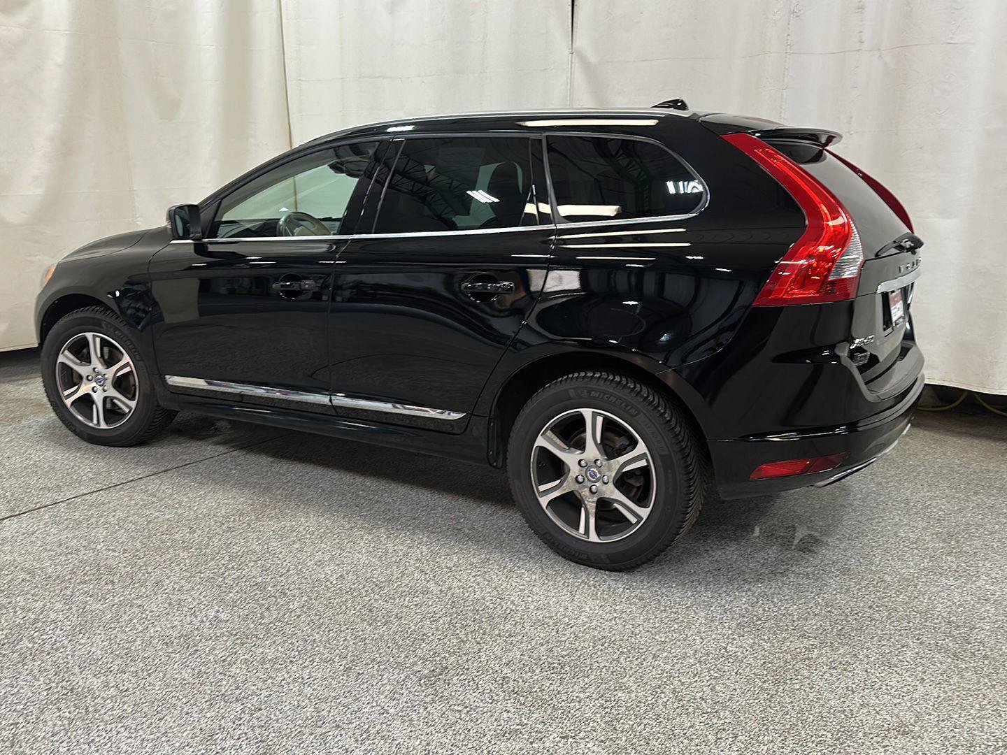 Used 2015 Volvo XC60 T6 w/ Protection Package AWD/4WD image 3