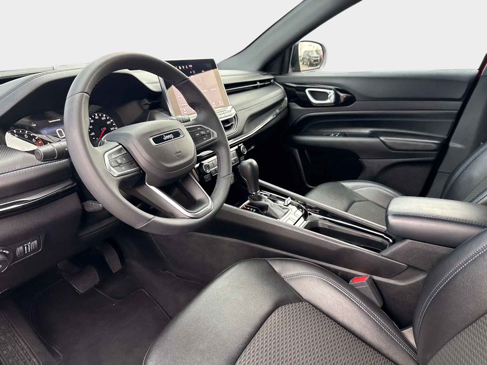 Used 2025 Jeep Compass Latitude w/ Altitude Special Edition image 32