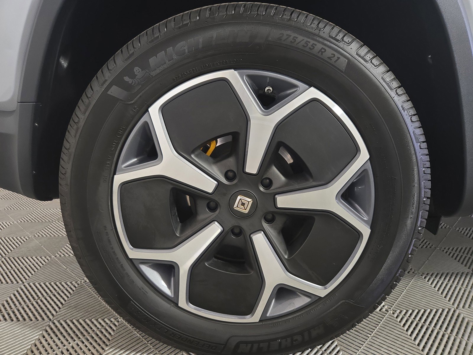 Used 2024 Rivian R1S Adventure AWD/4WD image 12