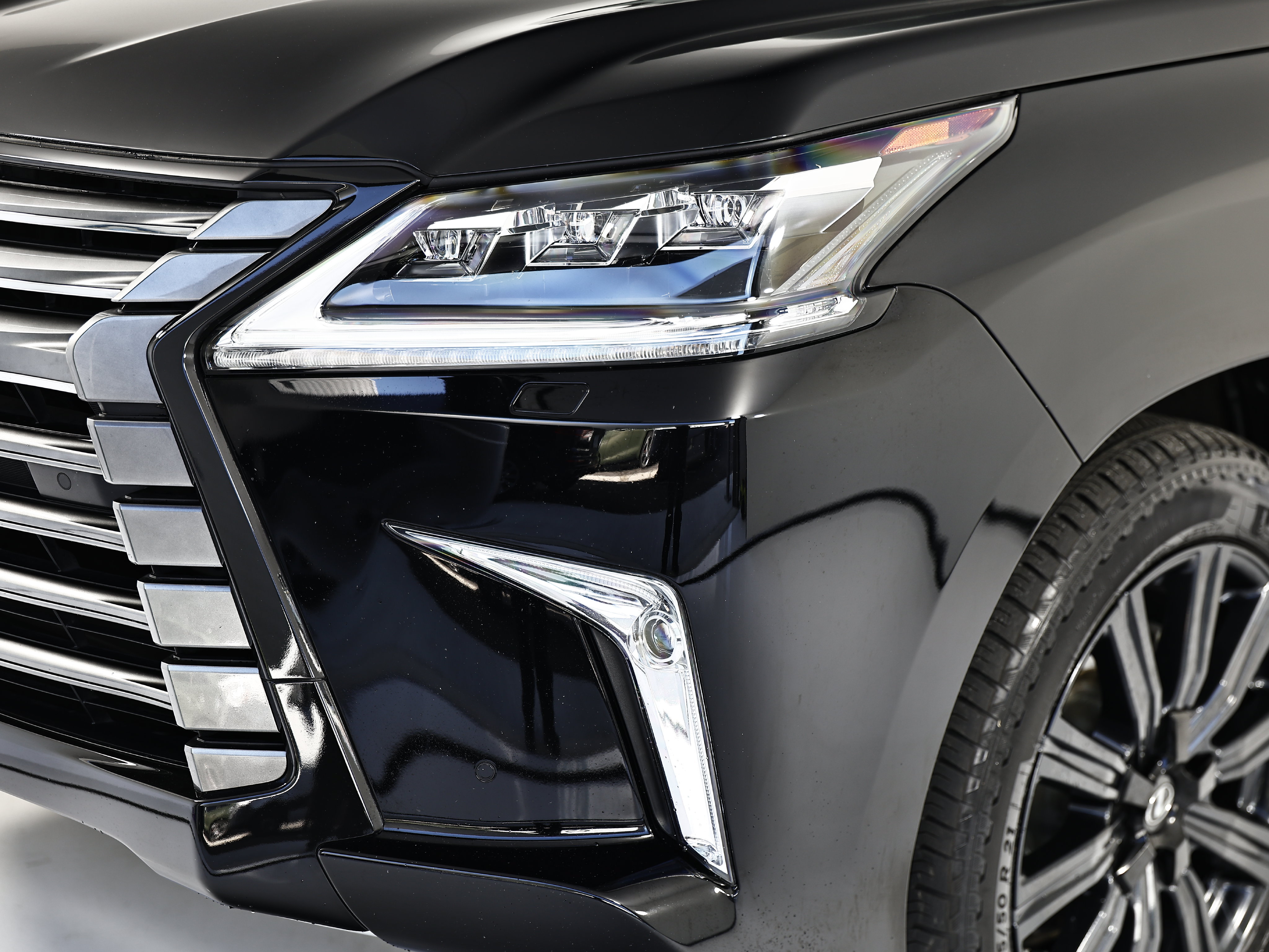 Used 2019 Lexus LX 570 4WD w/ Luxury Package image 11