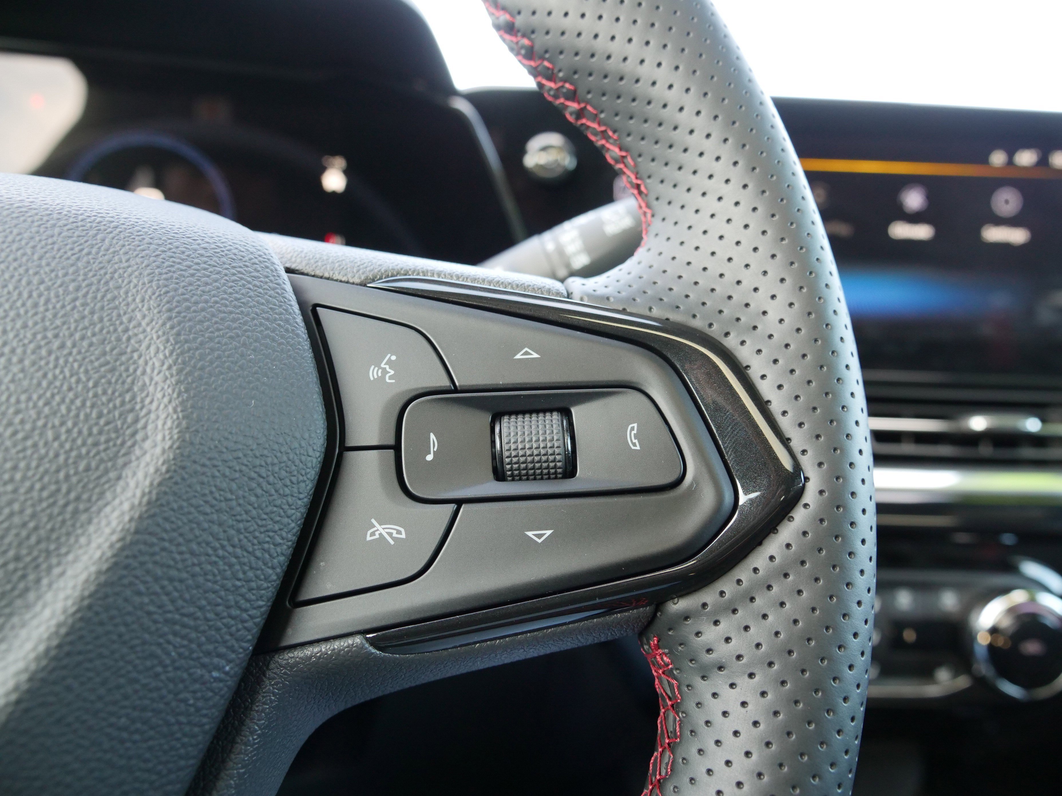 Certified 2024 Chevrolet Trax RS w/ Sunroof Package image 23