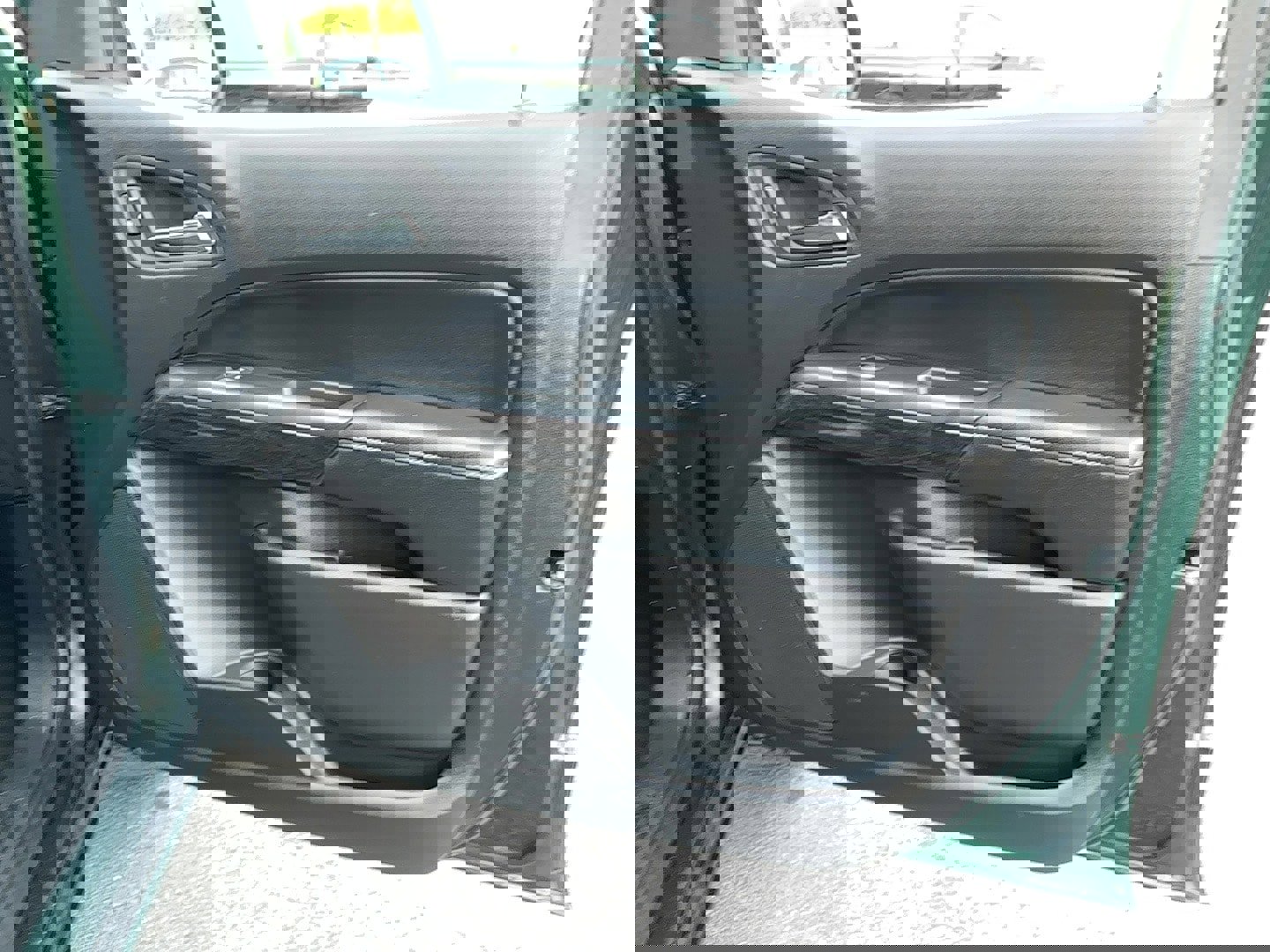 Used 2015 GMC Canyon SLE image 19