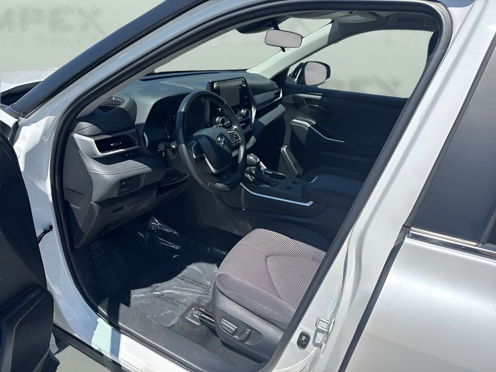 Used 2023 Toyota Highlander LE image 9