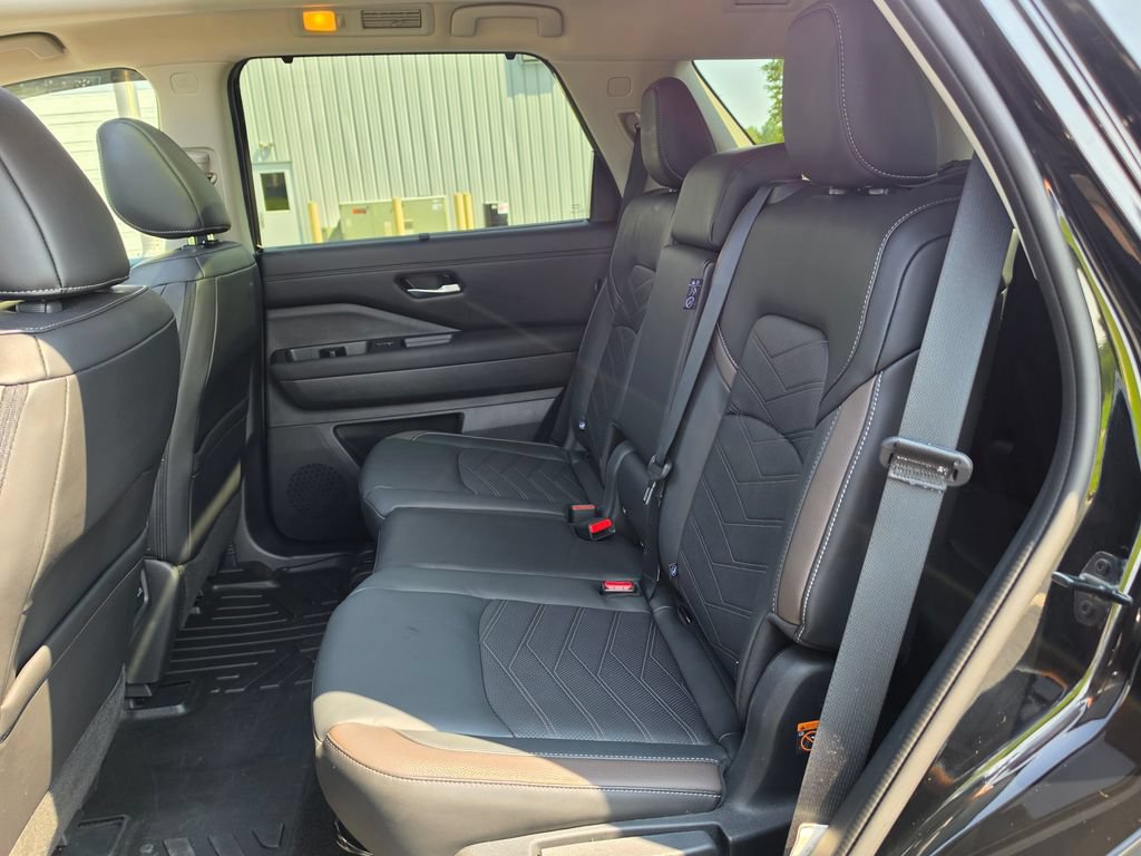 Used 2024 Nissan Pathfinder Platinum w/ Cargo Package AWD/4WD image 32