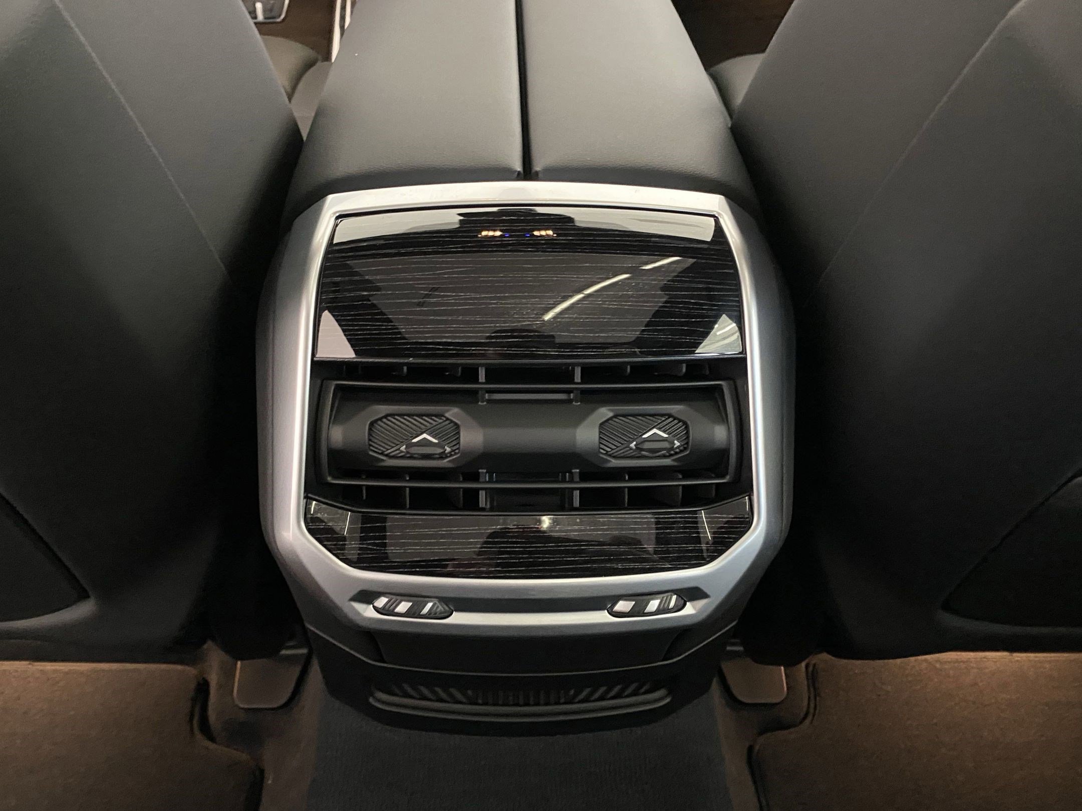 Used 2025 BMW 740i xDrive image 30