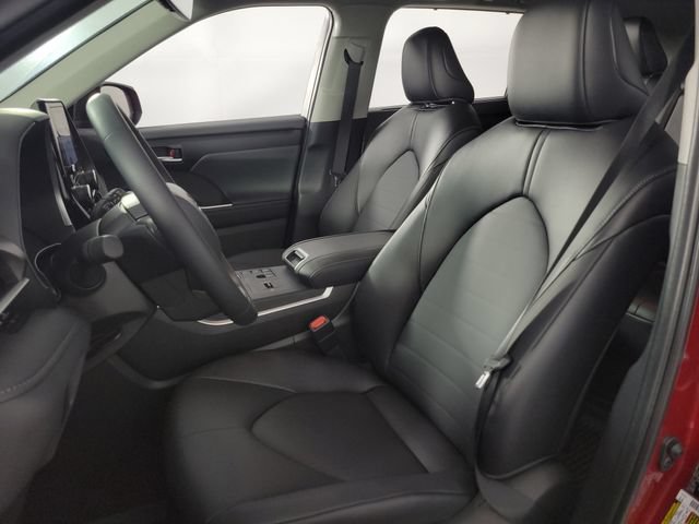 Used 2025 Toyota Highlander XLE FWD image 16