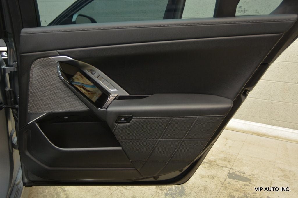 Used 2023 BMW i7 xDrive60 AWD/4WD image 12
