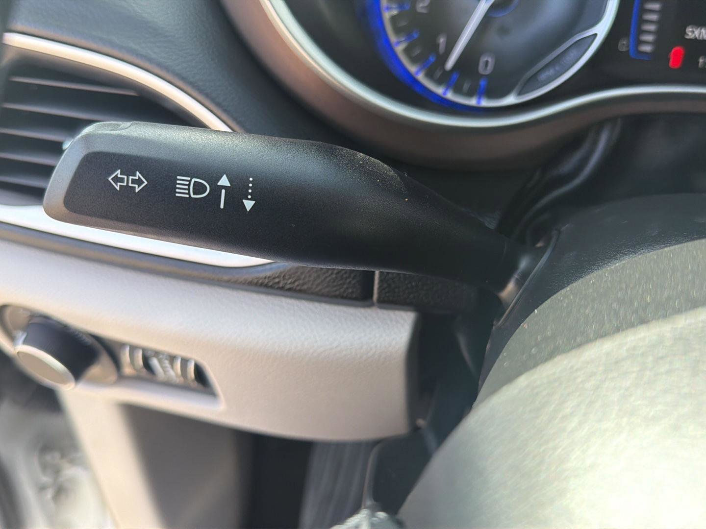 Used 2023 Chrysler Voyager LX image 23