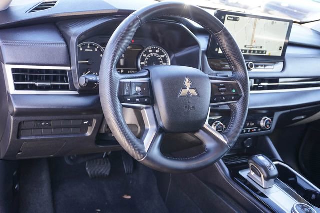 Used 2025 Mitsubishi Outlander SE image 12