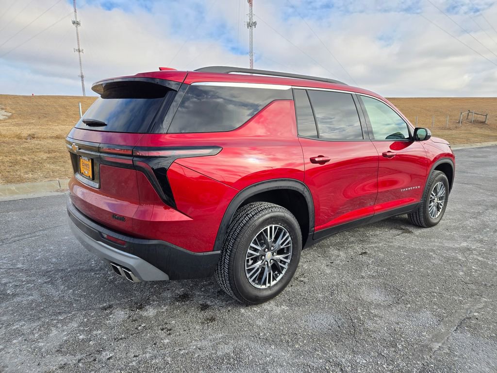 Used 2025 Chevrolet Traverse LT image 2