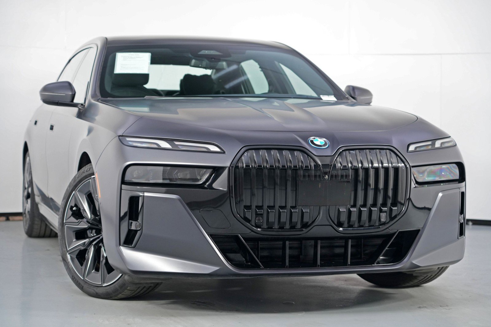 Used 2023 BMW i7 xDrive60 w/ Parking Assistance Package image 4