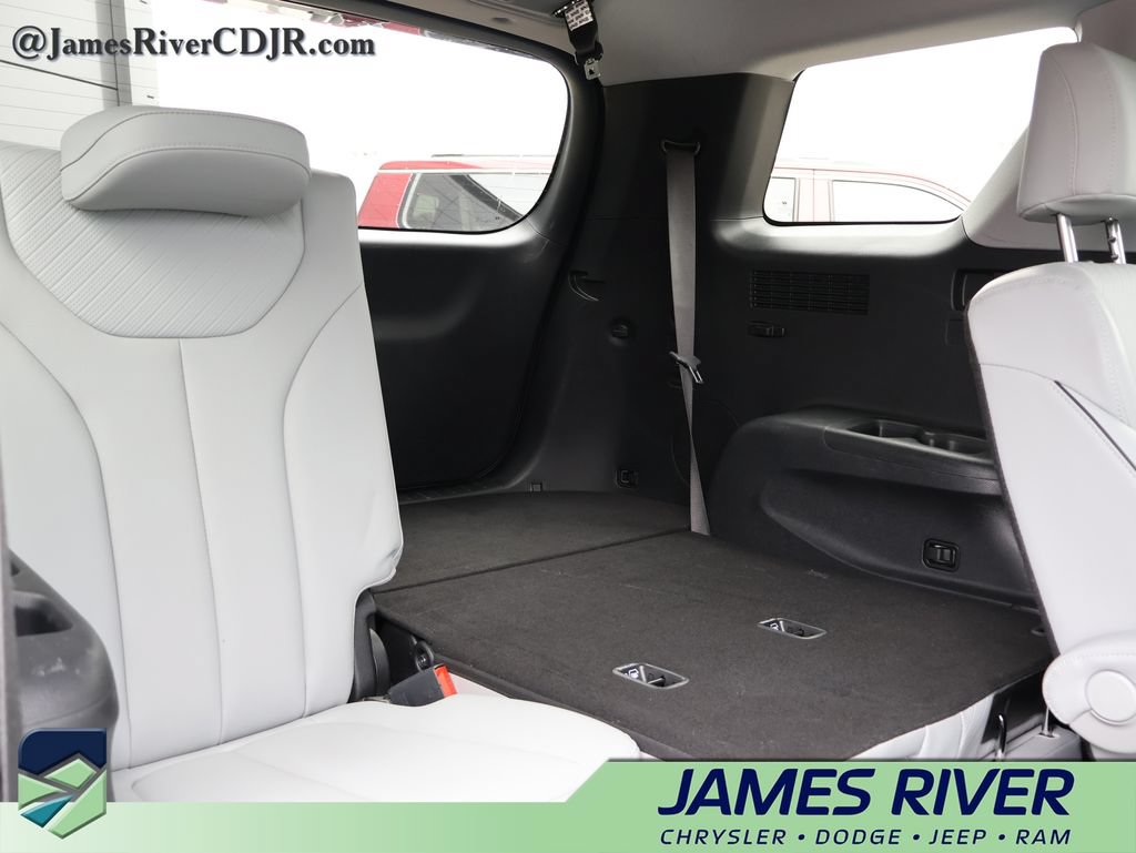 Used 2025 Hyundai Palisade SEL FWD image 13