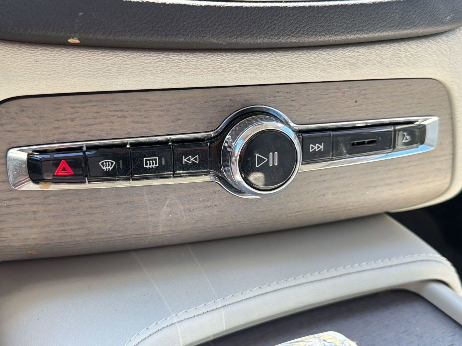 Certified 2023 Volvo XC90 B6 Ultimate w/ Protection Package Premier image 19