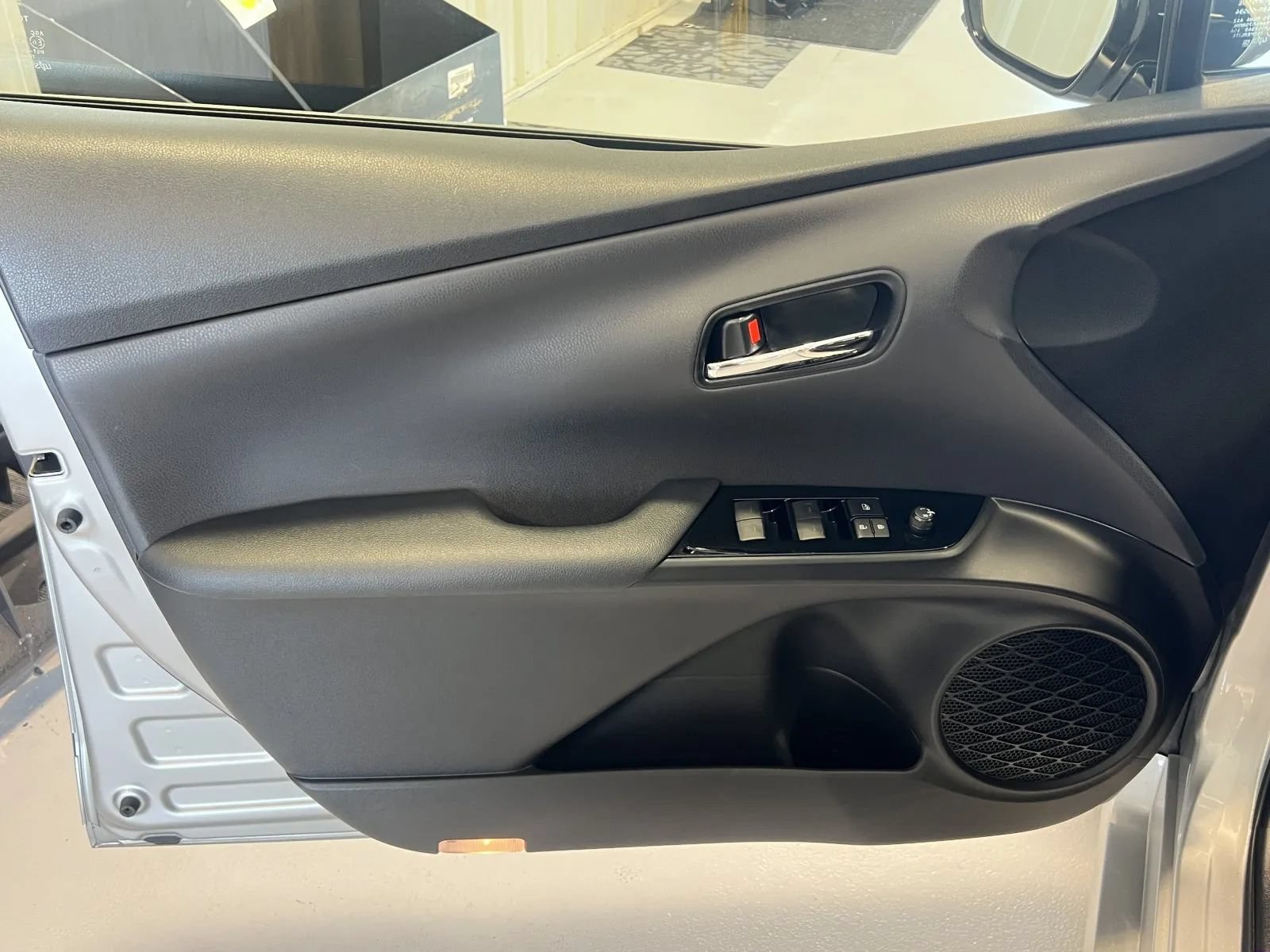 Used 2019 Toyota Prius LE FWD image 8