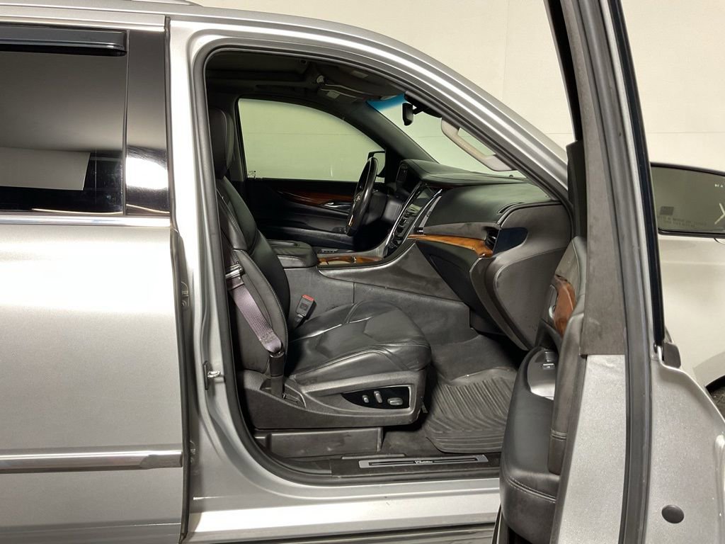 Used 2015 Cadillac Escalade ESV Luxury image 32