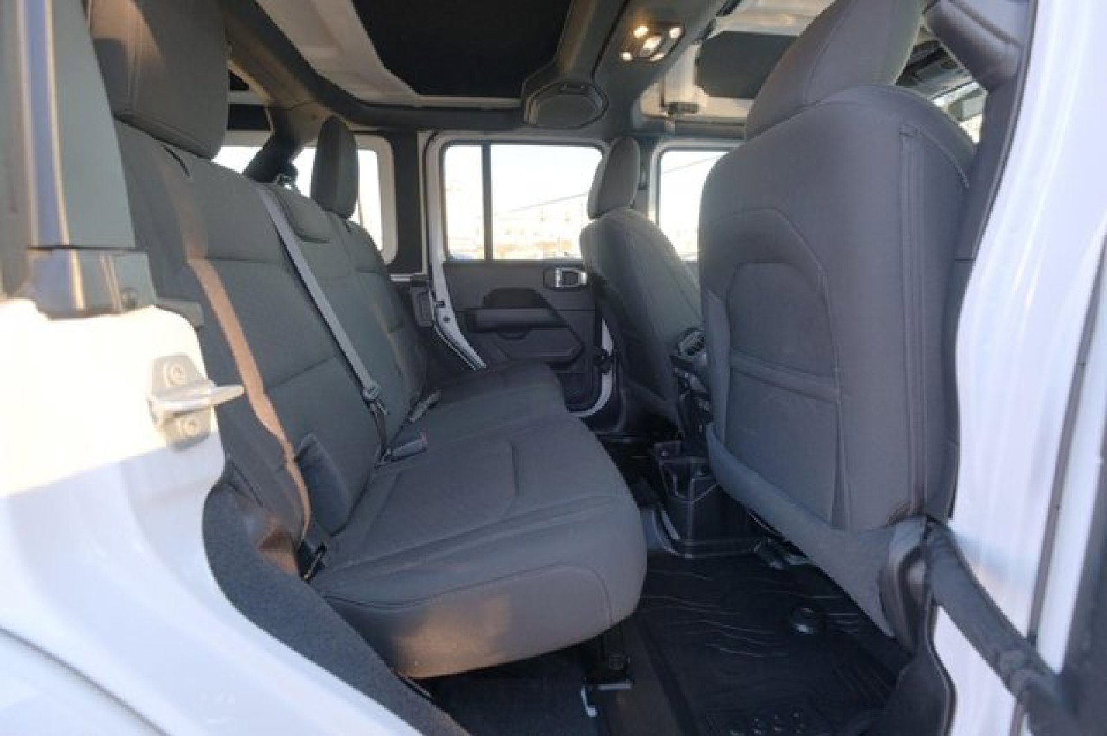 Used 2020 Jeep Wrangler Unlimited Sahara image 17