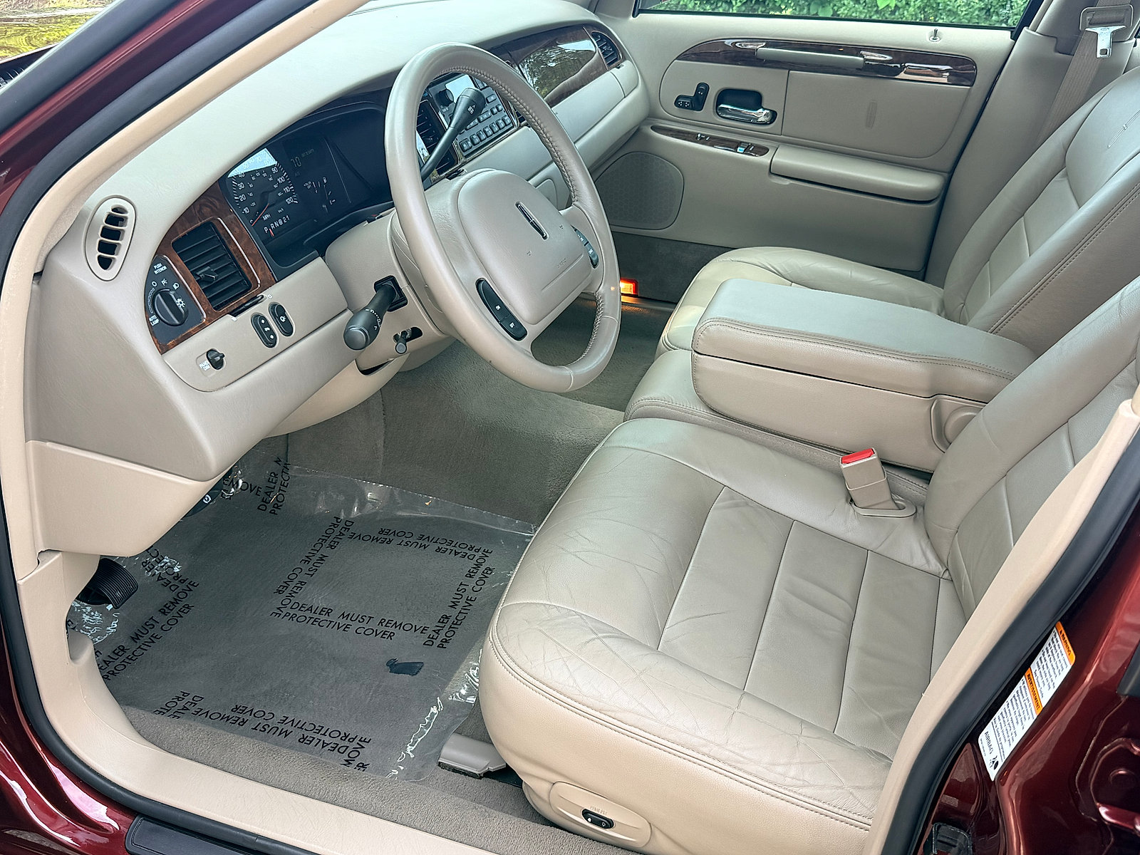 Used 2002 Lincoln Town Car Executive RWD image 36