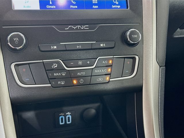 Used 2020 Ford Fusion SE FWD image 19