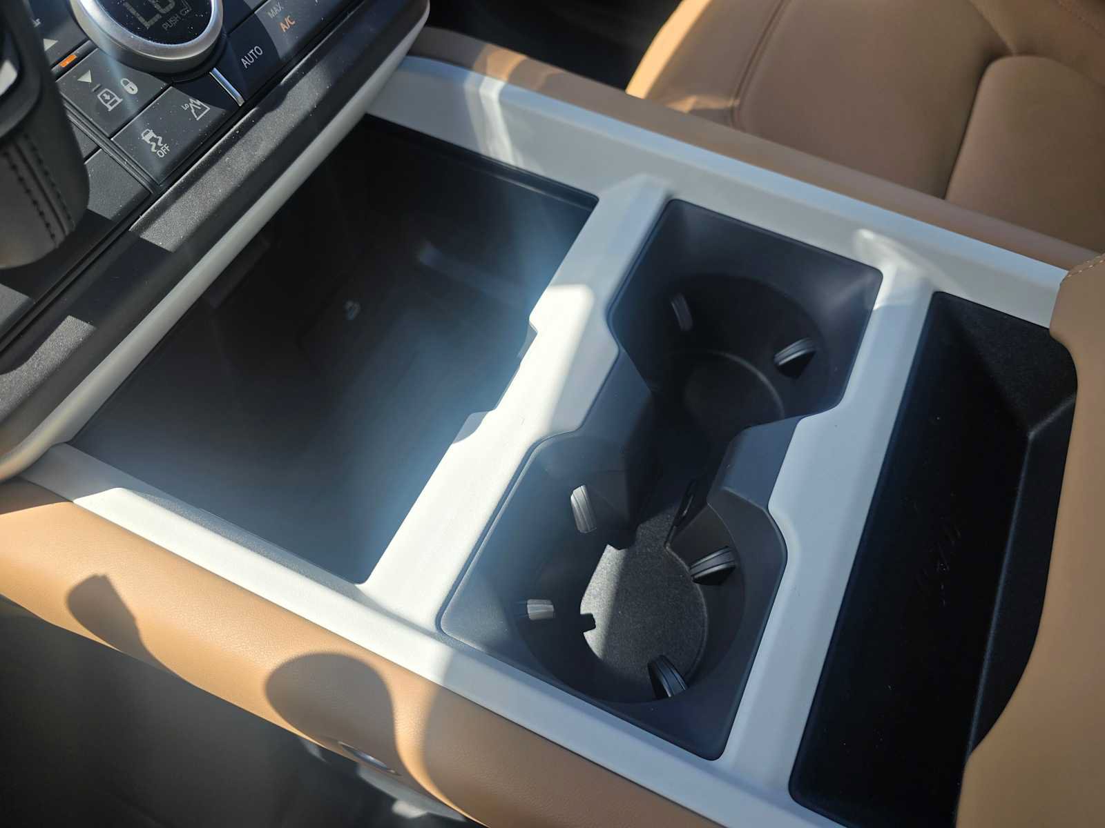New 2026 Land Rover Defender 130 X-Dynamic SE AWD/4WD image 31